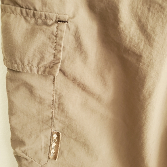 Columbia cargo shorts for hiking and outdoor activities. Dark green,Womens Small - Picture 3 of 8